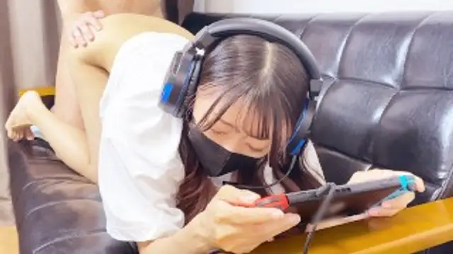 ゲーム中の彼女におもちゃでイタズラして痙攣アクメ。そのまま挿入して中出し 日本人！素人！ハメ撮り！個人撮影！美女！まろちゃんねる-精品力薦