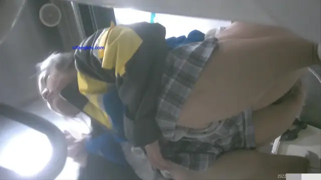 商場白色隔板女廁全景偷拍多位年輕少婦的極品美鮑5 (2)