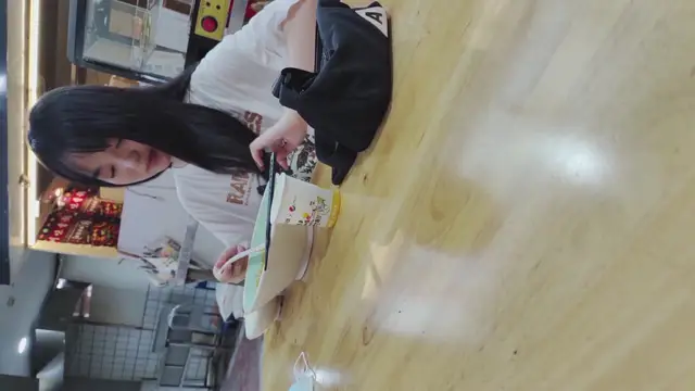 吃飯遇到愛喝銀耳湯的同班女同學 湯喝多了尿多,尿了半天也沒尿完