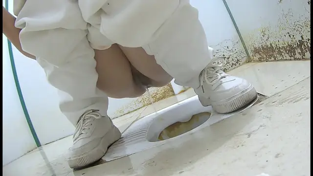 廁拍馬尾辮白褲子妹子的嫩逼 拍完後出來拍了個側後臉