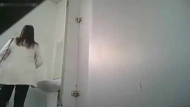 潛入商場女廁偷拍白衣長髮少婦微毛嫩穴 突出的兩瓣細水長流