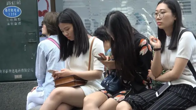 廁拍花壇邊休息閒聊的白皮鞋美眉