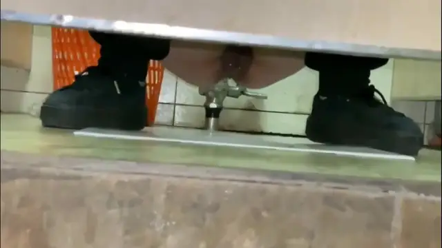 最新商城偷窺服裝統一的兩位美女噓噓