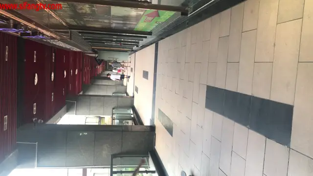 性感風韻模特兒 包臀白裙 簡樸高跟鞋透露出最美的騷穴，走出來感受她從身邊走過，雞兒已經有反應了！