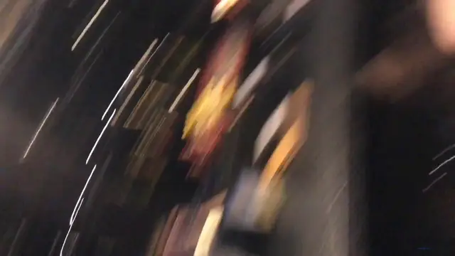 偷拍酒吧前臺服務員無毛光滑的小穴