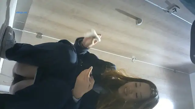 全景廁拍美女撒尿閨蜜非要擠進來 以為一箭雙鵰 白高興