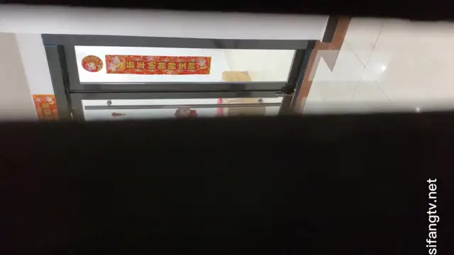 最新辦公樓偷窺二閨蜜美女主播噓噓