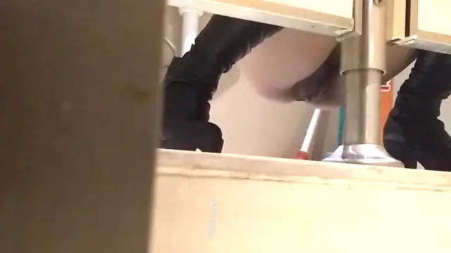 最新某餐廳偷窺極品美女噓噓