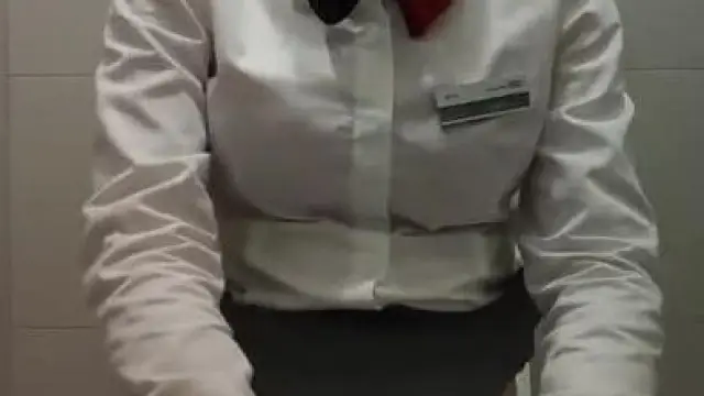 最新流出國內廁拍大神神秘人潛入【保時捷】4S店女廁偷拍第二季3個女銷售