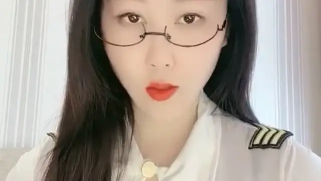 性感情趣裝！極品眼鏡美御姐！包臀裙黑絲美腿，跳蛋塞入騷逼，半脫下絲襪拉扯，屁股太誘人