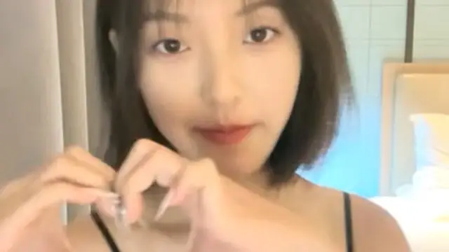 04年藝校妹妹！短髮甜美顏值超頂！酒店一個人自慰，性感吊帶睡衣，苗條身材貧乳，自摸多毛騷穴