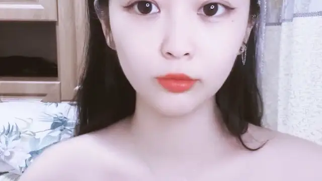 【禁漫直播】端莊小迷妹賺新年前的最後一波·,全裸露臉自慰,掰開乾淨粉穴漂亮的蝴蝶粉逼