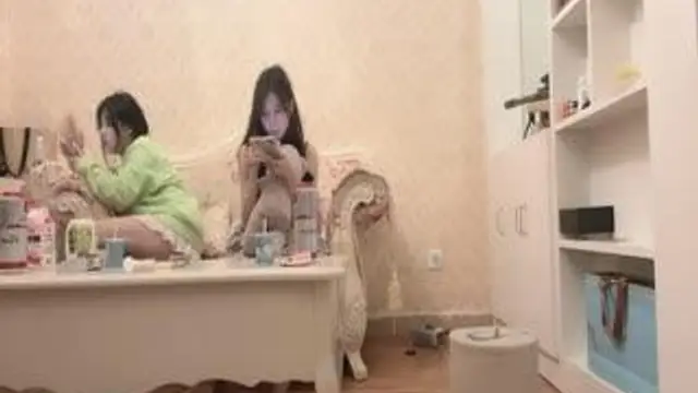 探花系列-約平面模特,抖音主播,三人快樂鬥地主,遊戲完抱佳人上床啪啪淫聲浪語香豔力作