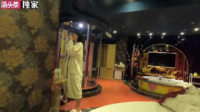 ③款哥大神泡妞系列精選集，第一部某校園02年舞蹈短髮女孩，看起來挺活潑開朗，做愛很配合下體很精緻…