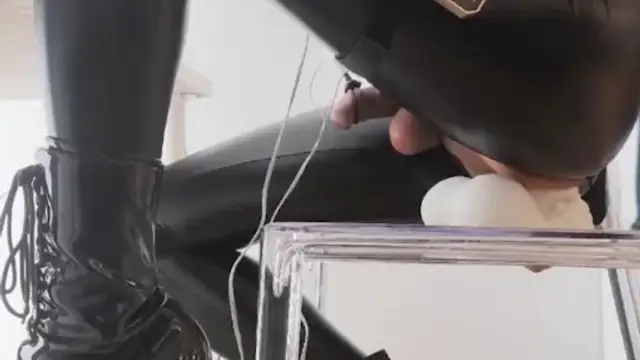 推薦男娘夢想中的工作日！穿著高跟短靴皮褲菊穴被椅子上的大JJ蹂躪，自己的小jj被電擊蹂躪……