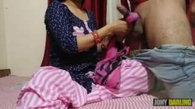印度熱蕩婦妻子在家中被丈夫的店僕性交，與繼姑的禁忌婚外情